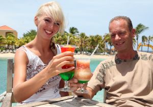 27-09-2009 SHOWBIZZ; RON BOSHARD EN NWE LIEFDE EMILIE ROZENGA HEERLIJK OP VAKANTIE OP CURACAO. Samen met de grootste familie van Nederland de Tros waren ze heerlijk toch samen voor de eerste keer op vakantie.
foto: Albert den Iseger.