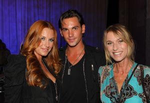 13-09-2010 SHOWBIZZ; JOS RAAK GEEFT WEER MODESHOW IN WESTELIJKE GASFABRIEK AMSTERDAM. Meer dan 600 modemensen kwamen door weer en wind opdraven om te genieten van de mode uit de winkels van Jos Raak. Als vanouds liepen er weer bekenden mee op de witte catwalk, oa. Lieke van Lexmond en Froukje de Both. 
foto: Albert den Iseger