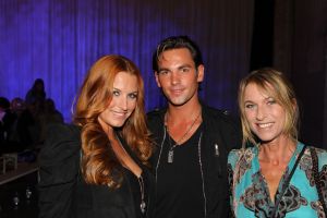13-09-2010 SHOWBIZZ; JOS RAAK GEEFT WEER MODESHOW IN WESTELIJKE GASFABRIEK AMSTERDAM. Meer dan 600 modemensen kwamen door weer en wind opdraven om te genieten van de mode uit de winkels van Jos Raak. Als vanouds liepen er weer bekenden mee op de witte catwalk, oa. Lieke van Lexmond en Froukje de Both. 
foto: Albert den Iseger
