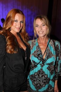 13-09-2010 SHOWBIZZ; JOS RAAK GEEFT WEER MODESHOW IN WESTELIJKE GASFABRIEK AMSTERDAM. Meer dan 600 modemensen kwamen door weer en wind opdraven om te genieten van de mode uit de winkels van Jos Raak. Als vanouds liepen er weer bekenden mee op de witte catwalk, oa. Lieke van Lexmond en Froukje de Both. 
foto: Albert den Iseger