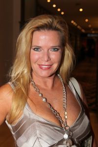 11-09-2010 SHOWBIZZ; MART VISSER GEEFT WEDEROM PRACHT VAN COUTURESHOW IN HILTON.
foto: Albert den Iseger