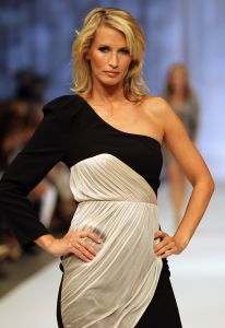 13-09-2010 SHOWBIZZ; JOS RAAK GEEFT WEER MODESHOW IN WESTELIJKE GASFABRIEK AMSTERDAM. Meer dan 600 modemensen kwamen door weer en wind opdraven om te genieten van de mode uit de winkels van Jos Raak. Als vanouds liepen er weer bekenden mee op de witte catwalk, oa. Lieke van Lexmond en Froukje de Both. 
foto: Albert den Iseger