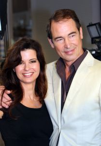 01-10-2010 SHOWBIZZ; GOEDE TIJDEN SLECHTE TIJDEN 2O JAAR. Op vrijdag 1 Oktober.de dag dat GTST officeel 20 jaar bestaan, is de nieuwe leader en het nieuwe logo voor het eerst te zien. Dat de serie na 20 jaar nog steeds erg HOT is bewijzen de kijkcijfers die elke dag meer dan 1 miljoen zijn. De feestweek word afgesloten met een groot feest en een huwelijksaanzoek in cafe de Koning.
Foto: Albert den Iseger
