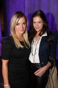13-09-2010 SHOWBIZZ; JOS RAAK GEEFT WEER MODESHOW IN WESTELIJKE GASFABRIEK AMSTERDAM. Meer dan 600 modemensen kwamen door weer en wind opdraven om te genieten van de mode uit de winkels van Jos Raak. Als vanouds liepen er weer bekenden mee op de witte catwalk, oa. Lieke van Lexmond en Froukje de Both. 
foto: Albert den Iseger