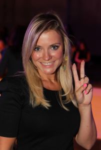 13-09-2010 SHOWBIZZ; JOS RAAK GEEFT WEER MODESHOW IN WESTELIJKE GASFABRIEK AMSTERDAM. Meer dan 600 modemensen kwamen door weer en wind opdraven om te genieten van de mode uit de winkels van Jos Raak. Als vanouds liepen er weer bekenden mee op de witte catwalk, oa. Lieke van Lexmond en Froukje de Both. 
foto: Albert den Iseger