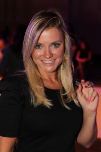 13-09-2010 SHOWBIZZ; JOS RAAK GEEFT WEER MODESHOW IN WESTELIJKE GASFABRIEK AMSTERDAM. Meer dan 600 modemensen kwamen door weer en wind opdraven om te genieten van de mode uit de winkels van Jos Raak. Als vanouds liepen er weer bekenden mee op de witte catwalk, oa. Lieke van Lexmond en Froukje de Both. 
foto: Albert den Iseger