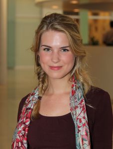 01-10-2010 SHOWBIZZ; GOEDE TIJDEN SLECHTE TIJDEN 2O JAAR. Op vrijdag 1 Oktober.de dag dat GTST officeel 20 jaar bestaan, is de nieuwe leader en het nieuwe logo voor het eerst te zien. Dat de serie na 20 jaar nog steeds erg HOT is bewijzen de kijkcijfers die elke dag meer dan 1 miljoen zijn. De feestweek word afgesloten met een groot feest en een huwelijksaanzoek in cafe de Koning.
Foto: Albert den Iseger