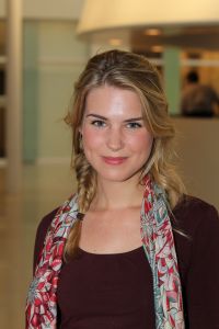 01-10-2010 SHOWBIZZ; GOEDE TIJDEN SLECHTE TIJDEN 2O JAAR. Op vrijdag 1 Oktober.de dag dat GTST officeel 20 jaar bestaan, is de nieuwe leader en het nieuwe logo voor het eerst te zien. Dat de serie na 20 jaar nog steeds erg HOT is bewijzen de kijkcijfers die elke dag meer dan 1 miljoen zijn. De feestweek word afgesloten met een groot feest en een huwelijksaanzoek in cafe de Koning.
Foto: Albert den Iseger