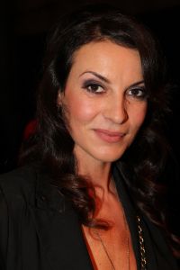 13-09-2010 SHOWBIZZ; JOS RAAK GEEFT WEER MODESHOW IN WESTELIJKE GASFABRIEK AMSTERDAM. Meer dan 600 modemensen kwamen door weer en wind opdraven om te genieten van de mode uit de winkels van Jos Raak. Als vanouds liepen er weer bekenden mee op de witte catwalk, oa. Lieke van Lexmond en Froukje de Both. 
foto: Albert den Iseger
