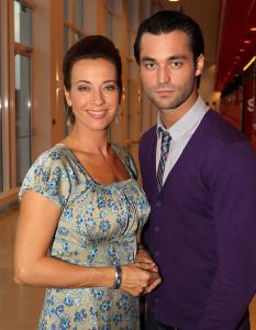 01-10-2010 SHOWBIZZ; GOEDE TIJDEN SLECHTE TIJDEN 2O JAAR. Op vrijdag 1 Oktober.de dag dat GTST officeel 20 jaar bestaan, is de nieuwe leader en het nieuwe logo voor het eerst te zien. Dat de serie na 20 jaar nog steeds erg HOT is bewijzen de kijkcijfers die elke dag meer dan 1 miljoen zijn. De feestweek word afgesloten met een groot feest en een huwelijksaanzoek in cafe de Koning.
Foto: Albert den Iseger