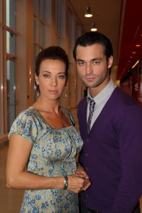 01-10-2010 SHOWBIZZ; GOEDE TIJDEN SLECHTE TIJDEN 2O JAAR. Op vrijdag 1 Oktober.de dag dat GTST officeel 20 jaar bestaan, is de nieuwe leader en het nieuwe logo voor het eerst te zien. Dat de serie na 20 jaar nog steeds erg HOT is bewijzen de kijkcijfers die elke dag meer dan 1 miljoen zijn. De feestweek word afgesloten met een groot feest en een huwelijksaanzoek in cafe de Koning.
Foto: Albert den Iseger