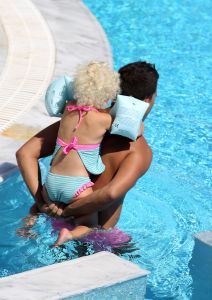 17-09-2010 SHOWBIZZ; JAN SMIT EN LIZA OP VAKANTIE OP ROMANTISCHE KRETA.  Jan Smit en Liza samen met Nick Schilder en Kristen Hofstee heel PRIVE op vakantie op zomers Kreta. Deze week het verhaal en de exclusieve foto s in weekblad Prive.
foto: Albert den Iseger.