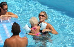 17-09-2010 SHOWBIZZ; JAN SMIT EN LIZA OP VAKANTIE OP ROMANTISCHE KRETA.  Jan Smit en Liza samen met Nick Schilder en Kristen Hofstee heel PRIVE op vakantie op zomers Kreta. Deze week het verhaal en de exclusieve foto s in weekblad Prive.
foto: Albert den Iseger.