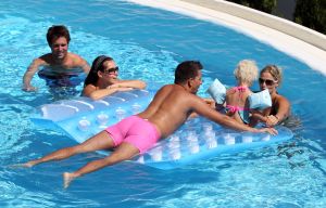17-09-2010 SHOWBIZZ; JAN SMIT EN LIZA OP VAKANTIE OP ROMANTISCHE KRETA.  Jan Smit en Liza samen met Nick Schilder en Kristen Hofstee heel PRIVE op vakantie op zomers Kreta. Deze week het verhaal en de exclusieve foto s in weekblad Prive.
foto: Albert den Iseger.
