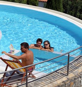 17-09-2010 SHOWBIZZ; JAN SMIT EN LIZA OP VAKANTIE OP ROMANTISCHE KRETA.  Jan Smit en Liza samen met Nick Schilder en Kristen Hofstee heel PRIVE op vakantie op zomers Kreta. Deze week het verhaal en de exclusieve foto s in weekblad Prive.
foto: Albert den Iseger.