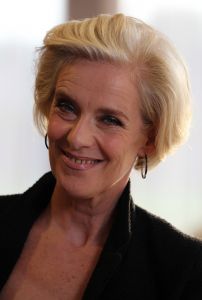 01-10-2010 SHOWBIZZ; GOEDE TIJDEN SLECHTE TIJDEN 2O JAAR. Op vrijdag 1 Oktober.de dag dat GTST officeel 20 jaar bestaan, is de nieuwe leader en het nieuwe logo voor het eerst te zien. Dat de serie na 20 jaar nog steeds erg HOT is bewijzen de kijkcijfers die elke dag meer dan 1 miljoen zijn. De feestweek word afgesloten met een groot feest en een huwelijksaanzoek in cafe de Koning.
Foto: Albert den Iseger