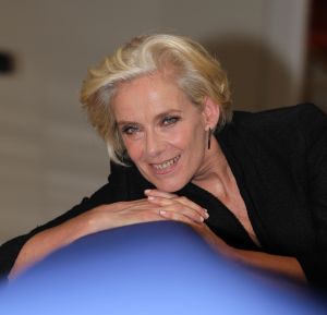 01-10-2010 SHOWBIZZ; GOEDE TIJDEN SLECHTE TIJDEN 2O JAAR. Op vrijdag 1 Oktober.de dag dat GTST officeel 20 jaar bestaan, is de nieuwe leader en het nieuwe logo voor het eerst te zien. Dat de serie na 20 jaar nog steeds erg HOT is bewijzen de kijkcijfers die elke dag meer dan 1 miljoen zijn. De feestweek word afgesloten met een groot feest en een huwelijksaanzoek in cafe de Koning.
Foto: Albert den Iseger