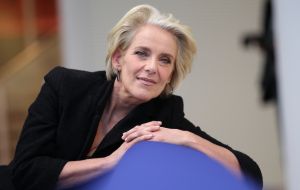 01-10-2010 SHOWBIZZ; GOEDE TIJDEN SLECHTE TIJDEN 2O JAAR. Op vrijdag 1 Oktober.de dag dat GTST officeel 20 jaar bestaan, is de nieuwe leader en het nieuwe logo voor het eerst te zien. Dat de serie na 20 jaar nog steeds erg HOT is bewijzen de kijkcijfers die elke dag meer dan 1 miljoen zijn. De feestweek word afgesloten met een groot feest en een huwelijksaanzoek in cafe de Koning.
Foto: Albert den Iseger