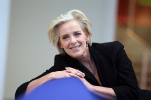 01-10-2010 SHOWBIZZ; GOEDE TIJDEN SLECHTE TIJDEN 2O JAAR. Op vrijdag 1 Oktober.de dag dat GTST officeel 20 jaar bestaan, is de nieuwe leader en het nieuwe logo voor het eerst te zien. Dat de serie na 20 jaar nog steeds erg HOT is bewijzen de kijkcijfers die elke dag meer dan 1 miljoen zijn. De feestweek word afgesloten met een groot feest en een huwelijksaanzoek in cafe de Koning.
Foto: Albert den Iseger