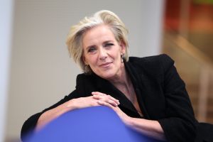 01-10-2010 SHOWBIZZ; GOEDE TIJDEN SLECHTE TIJDEN 2O JAAR. Op vrijdag 1 Oktober.de dag dat GTST officeel 20 jaar bestaan, is de nieuwe leader en het nieuwe logo voor het eerst te zien. Dat de serie na 20 jaar nog steeds erg HOT is bewijzen de kijkcijfers die elke dag meer dan 1 miljoen zijn. De feestweek word afgesloten met een groot feest en een huwelijksaanzoek in cafe de Koning.
Foto: Albert den Iseger