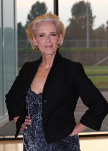 01-10-2010 SHOWBIZZ; GOEDE TIJDEN SLECHTE TIJDEN 2O JAAR. Op vrijdag 1 Oktober.de dag dat GTST officeel 20 jaar bestaan, is de nieuwe leader en het nieuwe logo voor het eerst te zien. Dat de serie na 20 jaar nog steeds erg HOT is bewijzen de kijkcijfers die elke dag meer dan 1 miljoen zijn. De feestweek word afgesloten met een groot feest en een huwelijksaanzoek in cafe de Koning.
Foto: Albert den Iseger