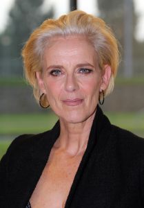 01-10-2010 SHOWBIZZ; GOEDE TIJDEN SLECHTE TIJDEN 2O JAAR. Op vrijdag 1 Oktober.de dag dat GTST officeel 20 jaar bestaan, is de nieuwe leader en het nieuwe logo voor het eerst te zien. Dat de serie na 20 jaar nog steeds erg HOT is bewijzen de kijkcijfers die elke dag meer dan 1 miljoen zijn. De feestweek word afgesloten met een groot feest en een huwelijksaanzoek in cafe de Koning.
Foto: Albert den Iseger
