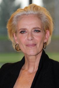 01-10-2010 SHOWBIZZ; GOEDE TIJDEN SLECHTE TIJDEN 2O JAAR. Op vrijdag 1 Oktober.de dag dat GTST officeel 20 jaar bestaan, is de nieuwe leader en het nieuwe logo voor het eerst te zien. Dat de serie na 20 jaar nog steeds erg HOT is bewijzen de kijkcijfers die elke dag meer dan 1 miljoen zijn. De feestweek word afgesloten met een groot feest en een huwelijksaanzoek in cafe de Koning.
Foto: Albert den Iseger