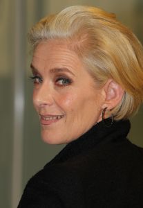 01-10-2010 SHOWBIZZ; GOEDE TIJDEN SLECHTE TIJDEN 2O JAAR. Op vrijdag 1 Oktober.de dag dat GTST officeel 20 jaar bestaan, is de nieuwe leader en het nieuwe logo voor het eerst te zien. Dat de serie na 20 jaar nog steeds erg HOT is bewijzen de kijkcijfers die elke dag meer dan 1 miljoen zijn. De feestweek word afgesloten met een groot feest en een huwelijksaanzoek in cafe de Koning.
Foto: Albert den Iseger