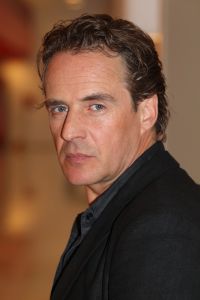 01-10-2010 SHOWBIZZ; GOEDE TIJDEN SLECHTE TIJDEN 2O JAAR. Op vrijdag 1 Oktober.de dag dat GTST officeel 20 jaar bestaan, is de nieuwe leader en het nieuwe logo voor het eerst te zien. Dat de serie na 20 jaar nog steeds erg HOT is bewijzen de kijkcijfers die elke dag meer dan 1 miljoen zijn. De feestweek word afgesloten met een groot feest en een huwelijksaanzoek in cafe de Koning.
Foto: Albert den Iseger