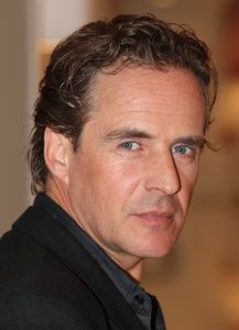 01-10-2010 SHOWBIZZ; GOEDE TIJDEN SLECHTE TIJDEN 2O JAAR. Op vrijdag 1 Oktober.de dag dat GTST officeel 20 jaar bestaan, is de nieuwe leader en het nieuwe logo voor het eerst te zien. Dat de serie na 20 jaar nog steeds erg HOT is bewijzen de kijkcijfers die elke dag meer dan 1 miljoen zijn. De feestweek word afgesloten met een groot feest en een huwelijksaanzoek in cafe de Koning.
Foto: Albert den Iseger