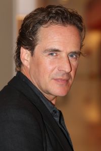 01-10-2010 SHOWBIZZ; GOEDE TIJDEN SLECHTE TIJDEN 2O JAAR. Op vrijdag 1 Oktober.de dag dat GTST officeel 20 jaar bestaan, is de nieuwe leader en het nieuwe logo voor het eerst te zien. Dat de serie na 20 jaar nog steeds erg HOT is bewijzen de kijkcijfers die elke dag meer dan 1 miljoen zijn. De feestweek word afgesloten met een groot feest en een huwelijksaanzoek in cafe de Koning.
Foto: Albert den Iseger
