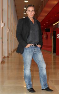 01-10-2010 SHOWBIZZ; GOEDE TIJDEN SLECHTE TIJDEN 2O JAAR. Op vrijdag 1 Oktober.de dag dat GTST officeel 20 jaar bestaan, is de nieuwe leader en het nieuwe logo voor het eerst te zien. Dat de serie na 20 jaar nog steeds erg HOT is bewijzen de kijkcijfers die elke dag meer dan 1 miljoen zijn. De feestweek word afgesloten met een groot feest en een huwelijksaanzoek in cafe de Koning.
Foto: Albert den Iseger