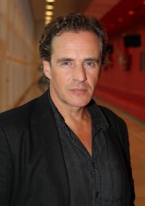 01-10-2010 SHOWBIZZ; GOEDE TIJDEN SLECHTE TIJDEN 2O JAAR. Op vrijdag 1 Oktober.de dag dat GTST officeel 20 jaar bestaan, is de nieuwe leader en het nieuwe logo voor het eerst te zien. Dat de serie na 20 jaar nog steeds erg HOT is bewijzen de kijkcijfers die elke dag meer dan 1 miljoen zijn. De feestweek word afgesloten met een groot feest en een huwelijksaanzoek in cafe de Koning.
Foto: Albert den Iseger