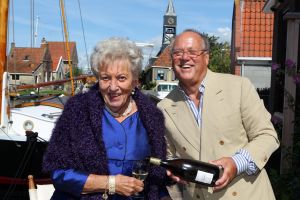 10-09-2010 SHOWBIZZ; DE MOEDER VAN JOOP BRAAKHEKKE WERD 100 JAAR.Groot feest in Hindelopen op 31 Augustus want Joop zijn moeder werd 100 jaar oud. Louise Catherina Bosmeijer-Braakhekke vierde haar 100 jarige verjaardag in goede gezondheid met vele vrienden en vriendinnen.
foto: Albert den Iseger.