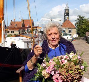 10-09-2010 SHOWBIZZ; DE MOEDER VAN JOOP BRAAKHEKKE WERD 100 JAAR.Groot feest in Hindelopen op 31 Augustus want Joop zijn moeder werd 100 jaar oud. Louise Catherina Bosmeijer-Braakhekke vierde haar 100 jarige verjaardag in goede gezondheid met vele vrienden en vriendinnen.
foto: Albert den Iseger.
