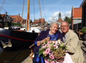 10-09-2010 SHOWBIZZ; DE MOEDER VAN JOOP BRAAKHEKKE WERD 100 JAAR.Groot feest in Hindelopen op 31 Augustus want Joop zijn moeder werd 100 jaar oud. Louise Catherina Bosmeijer-Braakhekke vierde haar 100 jarige verjaardag in goede gezondheid met vele vrienden en vriendinnen.
foto: Albert den Iseger.