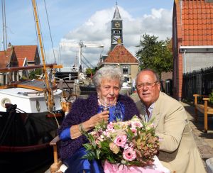 10-09-2010 SHOWBIZZ; DE MOEDER VAN JOOP BRAAKHEKKE WERD 100 JAAR.Groot feest in Hindelopen op 31 Augustus want Joop zijn moeder werd 100 jaar oud. Louise Catherina Bosmeijer-Braakhekke vierde haar 100 jarige verjaardag in goede gezondheid met vele vrienden en vriendinnen.
foto: Albert den Iseger.