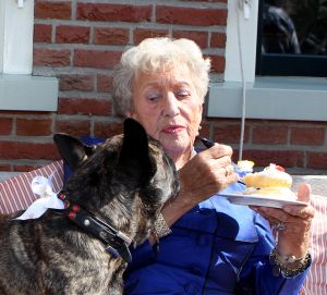 10-09-2010 SHOWBIZZ; DE MOEDER VAN JOOP BRAAKHEKKE WERD 100 JAAR.Groot feest in Hindelopen op 31 Augustus want Joop zijn moeder werd 100 jaar oud. Louise Catherina Bosmeijer-Braakhekke vierde haar 100 jarige verjaardag in goede gezondheid met vele vrienden en vriendinnen.
foto: Albert den Iseger.