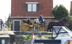 10-09-2010 SHOWBIZZ; DE MOEDER VAN JOOP BRAAKHEKKE WERD 100 JAAR.Groot feest in Hindelopen op 31 Augustus want Joop zijn moeder werd 100 jaar oud. Louise Catherina Bosmeijer-Braakhekke vierde haar 100 jarige verjaardag in goede gezondheid met vele vrienden en vriendinnen.
foto: Albert den Iseger.