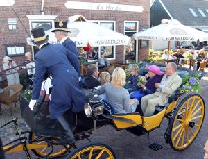 10-09-2010 SHOWBIZZ; DE MOEDER VAN JOOP BRAAKHEKKE WERD 100 JAAR.Groot feest in Hindelopen op 31 Augustus want Joop zijn moeder werd 100 jaar oud. Louise Catherina Bosmeijer-Braakhekke vierde haar 100 jarige verjaardag in goede gezondheid met vele vrienden en vriendinnen.
foto: Albert den Iseger.