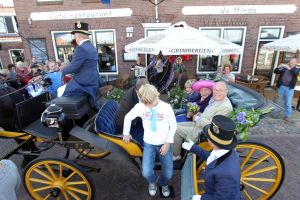 10-09-2010 SHOWBIZZ; DE MOEDER VAN JOOP BRAAKHEKKE WERD 100 JAAR.Groot feest in Hindelopen op 31 Augustus want Joop zijn moeder werd 100 jaar oud. Louise Catherina Bosmeijer-Braakhekke vierde haar 100 jarige verjaardag in goede gezondheid met vele vrienden en vriendinnen.
foto: Albert den Iseger.