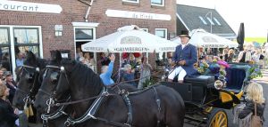10-09-2010 SHOWBIZZ; DE MOEDER VAN JOOP BRAAKHEKKE WERD 100 JAAR.Groot feest in Hindelopen op 31 Augustus want Joop zijn moeder werd 100 jaar oud. Louise Catherina Bosmeijer-Braakhekke vierde haar 100 jarige verjaardag in goede gezondheid met vele vrienden en vriendinnen.
foto: Albert den Iseger.