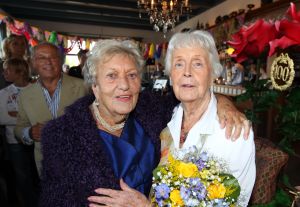 10-09-2010 SHOWBIZZ; DE MOEDER VAN JOOP BRAAKHEKKE WERD 100 JAAR.Groot feest in Hindelopen op 31 Augustus want Joop zijn moeder werd 100 jaar oud. Louise Catherina Bosmeijer-Braakhekke vierde haar 100 jarige verjaardag in goede gezondheid met vele vrienden en vriendinnen.
foto: Albert den Iseger.