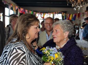 10-09-2010 SHOWBIZZ; DE MOEDER VAN JOOP BRAAKHEKKE WERD 100 JAAR.Groot feest in Hindelopen op 31 Augustus want Joop zijn moeder werd 100 jaar oud. Louise Catherina Bosmeijer-Braakhekke vierde haar 100 jarige verjaardag in goede gezondheid met vele vrienden en vriendinnen.
foto: Albert den Iseger.