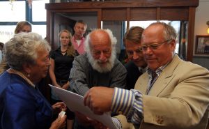 10-09-2010 SHOWBIZZ; DE MOEDER VAN JOOP BRAAKHEKKE WERD 100 JAAR.Groot feest in Hindelopen op 31 Augustus want Joop zijn moeder werd 100 jaar oud. Louise Catherina Bosmeijer-Braakhekke vierde haar 100 jarige verjaardag in goede gezondheid met vele vrienden en vriendinnen.
foto: Albert den Iseger.