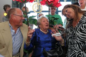 10-09-2010 SHOWBIZZ; DE MOEDER VAN JOOP BRAAKHEKKE WERD 100 JAAR.Groot feest in Hindelopen op 31 Augustus want Joop zijn moeder werd 100 jaar oud. Louise Catherina Bosmeijer-Braakhekke vierde haar 100 jarige verjaardag in goede gezondheid met vele vrienden en vriendinnen.
foto: Albert den Iseger.