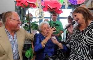 10-09-2010 SHOWBIZZ; DE MOEDER VAN JOOP BRAAKHEKKE WERD 100 JAAR.Groot feest in Hindelopen op 31 Augustus want Joop zijn moeder werd 100 jaar oud. Louise Catherina Bosmeijer-Braakhekke vierde haar 100 jarige verjaardag in goede gezondheid met vele vrienden en vriendinnen.
foto: Albert den Iseger.