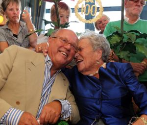 10-09-2010 SHOWBIZZ; DE MOEDER VAN JOOP BRAAKHEKKE WERD 100 JAAR.Groot feest in Hindelopen op 31 Augustus want Joop zijn moeder werd 100 jaar oud. Louise Catherina Bosmeijer-Braakhekke vierde haar 100 jarige verjaardag in goede gezondheid met vele vrienden en vriendinnen.
foto: Albert den Iseger.