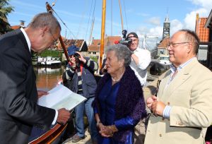 10-09-2010 SHOWBIZZ; DE MOEDER VAN JOOP BRAAKHEKKE WERD 100 JAAR.Groot feest in Hindelopen op 31 Augustus want Joop zijn moeder werd 100 jaar oud. Louise Catherina Bosmeijer-Braakhekke vierde haar 100 jarige verjaardag in goede gezondheid met vele vrienden en vriendinnen.
foto: Albert den Iseger.