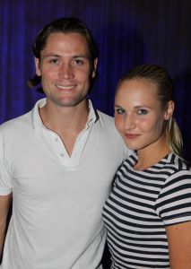13-09-2010 SHOWBIZZ; JOS RAAK GEEFT WEER MODESHOW IN WESTELIJKE GASFABRIEK AMSTERDAM. Meer dan 600 modemensen kwamen door weer en wind opdraven om te genieten van de mode uit de winkels van Jos Raak. Als vanouds liepen er weer bekenden mee op de witte catwalk, oa. Lieke van Lexmond en Froukje de Both. 
foto: Albert den Iseger